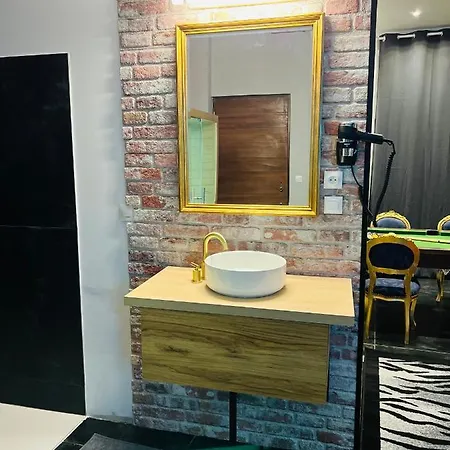 Capsule Street Art - Sauna- Jacuzzi - Playstation 5 - Billard - Netflix - Cinema - Terrasse * Douai